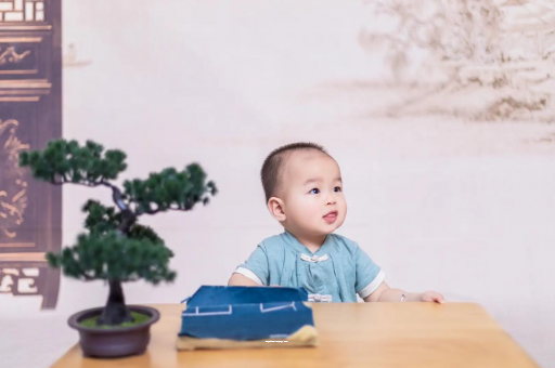 大丰怀孕肚子中间凹两边凸
